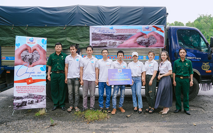 Hình ảnh bàn làm việc trung tâm hỗ trợ 188bey với biểu tượng trợ giúp và đội ngũ chuyên nghiệp, sử dụng tông màu xanh đậm và vàng.