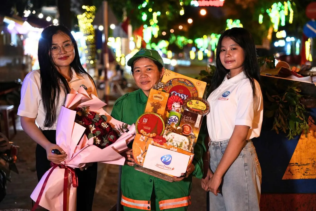 Biểu tượng khiên bảo mật màu vàng trên nền xanh đậm, tượng trưng cho an toàn và bảo mật tại 188bey.